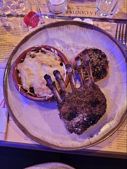 Carré d'agneau, gratin Dauphinois et tomate à la provençale