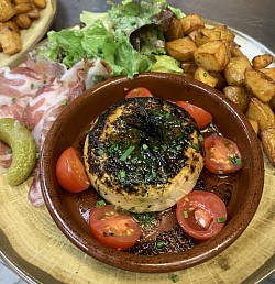 Camembert de mozza di bufala à la truffe rôti, salade, pommes sautées et coppa di parma