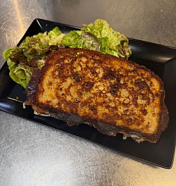 Le croque de la cantine : deux tranches de pain aux céréales, une béchamel maison parfumée à la truffe d’été, du jambon blanc au torchon, du comté  et beaucoup d’amour.